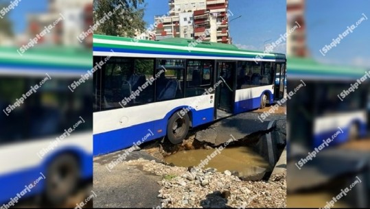 Autobusi bie në gropë në Tiranë, rrezikohet jeta e dhjetëra udhëtarëve