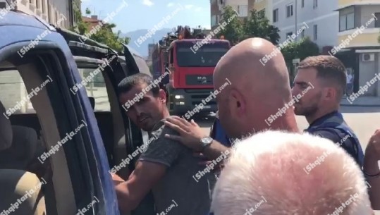 Këmbëzbathur dhe duke çaluar, del nga dera e gjykatës 36-vjeçari i akuzuar për kultivim kanabisi në Berat: Policia më dhunoi!