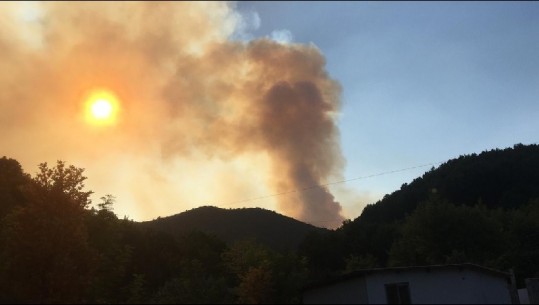 Zjarret në vend, ministria Mbrojtjes: Në fshatin Kaçni në Klos situata ka dalë jashtë kontrollit! Në Patalej të Lezhës, flakët rrezikojnë të përhapen në fshat