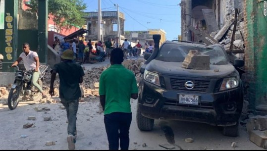 Tërmeti shkatërrues goditi Haitin, mbi 700 persona të vdekur! Qytete të rrafshuara! Momenti prekës kur dy fëmijë nxirren nga rrënojat