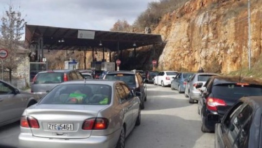 Festë në Greqi, pritet fluks automjetesh në pikat kufitare, pala greke apel qytetarëve për të shmangur pritjen dhe radhët e gjata