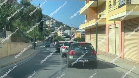 E diel dhe temperatura të larta, qytetarët drejt Vlorës për relaks, shkaktohen radhë të gjata makinash dhe trafik 