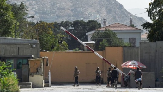 Ambasada Amerikane: Situata në Kabul po ndryshon shpejt, raportohet për të shtëna me armë në aeroport