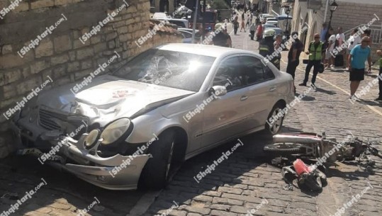 Aksident në Berat, motori përplaset me Benz-in e parkuar në rrugën e kalasë, plagoset rëndë çifti