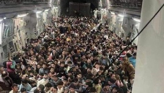 FOTOLAJM/Me qindra afgan evakuohen nga avioni ushtarak amerikan