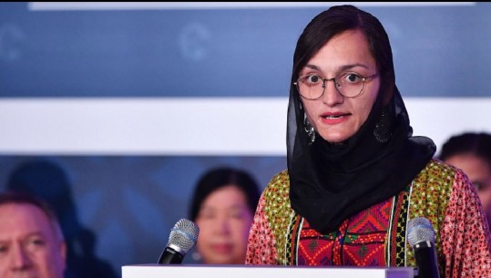 Kryebashkiakja e parë femër në Afganistan: Jam e mbyllur në apartament dhe po pres të vijnë të më vrasin