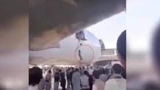   Imazhet e pabesueshme, burri ngjitet në avion edhe pse ai ishte gati për t'u nisur 