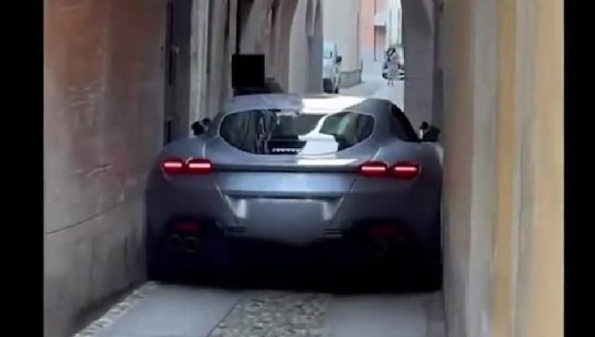 Shoferi i pakujdesshëm, bllokohet në një rrugicë Ferrari 200,000 eurosh 