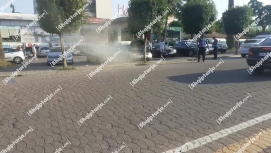 Përfshihet nga flakët një automjet i parkuar në qendër të Elbasanit! Shkak i zjarrit dyshohet një shkëndijë elektrike