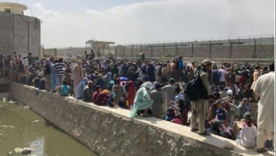 Dyndje jashtë murit rrethues të aeroportit në Kabul, afganët qëndrojnë në pritje për t’u larguar