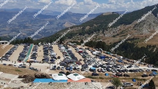 Pelegrinazhi në Malin e Tomorrit, me mijëra besimtarë i drejtohen vendit të shenjtë: Ndezim qirinj për mbarësi për familjen! Baba Mondi: U lutëm për paqe dhe dashuri