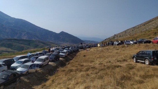 Pelegrinazhi në Malin e Tomorrit, radhë kilometrike makinash, besimtarët 'braktisin' automjete dhe vazhdojnë ngjitjen në këmbë për te Teqeja e Kulmakut