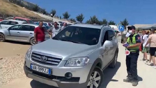 Radha e makinave në Malin e Tomorrit, Policia apel për respektimin e rregullave të qarkullimit: Ata që kanë lënë automjetet pranë Teqes, t'i largojnë për të zhbllokuar rrugën