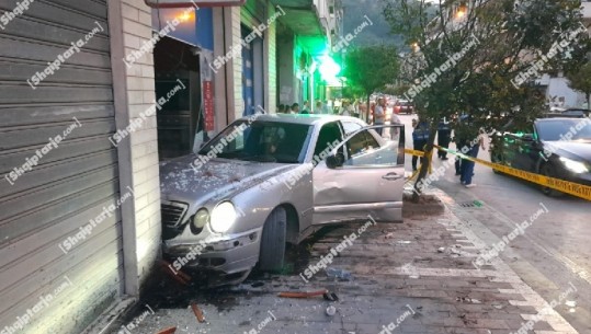 Me shpejtësi ‘skëterrë’ shoferi humb kontrollin dhe ‘Benzi’ përfundon në dyqan, drejt spitalit 5 të lënduar, njëri prej tyre drejt Tiranës, në gjendje të rëndë edhe shoferi 