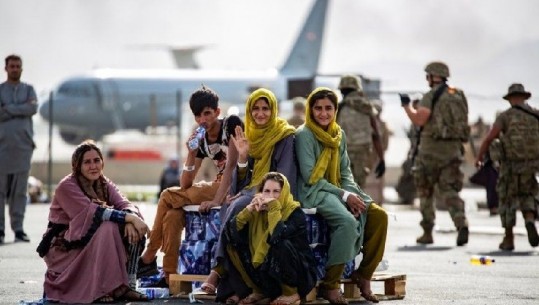 Kaos në Aeroportin e Kabulit! Vritet një roje afgane e sigurisë dhe plagosen 3! Talebanët kërcënojnë perëndimin nëse zgjatet largimi i tyre nga Afganistani! 
