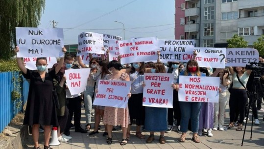 Nis protesta në Ferizaj pas vrasjes së 18-vjeçares, të rinjtë mblidhen me pankarta në duar, “Drejtësi për gratë e vrara
