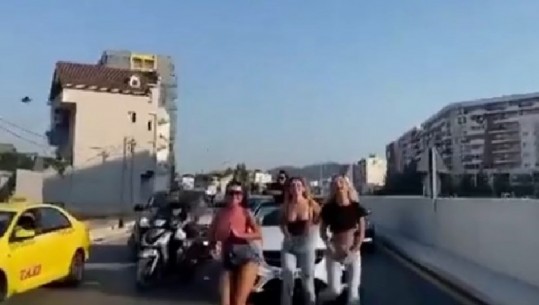 Çudirat s'kanë të sosur! Grupi i vajzave bllokojnë trafikun në Astir për të bërë video në TikTok! Para një 'Benz-i' të bardhë nisin kërcimin, 'shpërthejnë' boritë e  makinave