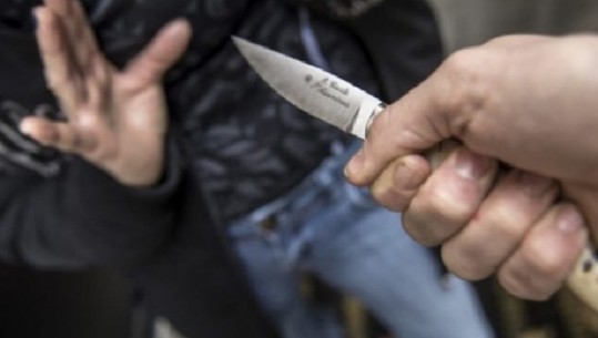 Tiranë/ 34-vjeçari shkon i plagosur me thikë në spital, nisin hetimet