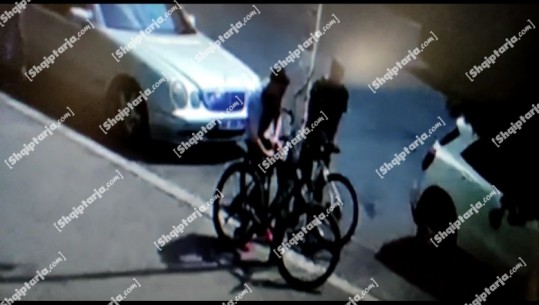 VIDEO-LAJM/ 'Skifterat' serialë vjedhin biçikletat në mes të ditës në Tiranë, largohen pa 'ferrë në këmbë'