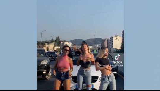 Muzikë, shampanjë dhe kërcim në mes të rrugës, ja videoja e plotë e vajzave që bllokuan trafikun në Astir me ‘performancën’ e tyre për Tik Tok, pamje me dron 
