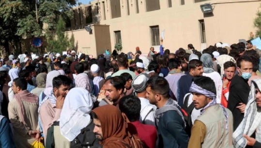Shpërthim i fuqishëm jashtë aeroportit të Kabulit, dyshohet për 60 viktima! Pentagoni: Sulm kamikaz, nuk dihet ende nëse ka viktima