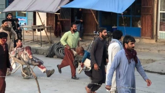 Sulmi në Kabul, dyshohet për 2 shpërthime! Kamikazi hodhi eksplozivin mes turmës së njerëzve, një tjetër hapi zjarr! Qëllimi, bllokimi i evakuimeve