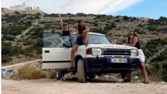 I preu rrugën furgonit dhe vdiqën 5 persona në Qafë-Muzinë, del fotoja e Rexhina Çelhakës dhe dy vajzave italiane para aksidentit, hipur mbi ‘Land Rover’ 