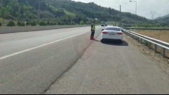 22 vjeçari ‘fluturon’ me fuoristradë me 159 km/h, nga Fieri i ikën policisë deri në Levan-Vlorë! Gjobitet dhe i hiqet patenta për 10 muaj! Ndëshkohen 1760 shoferë