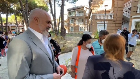 Afganët në Shqipëri/ Rama i takon në hotelet në Durrës, u jep dhurata fëmijëve: Ia dolët...tani filloni të mësoni shqip! Afgania: Erdhëm nga ferri në parajsë