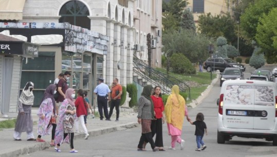 Dita e parë e afganëve në Tiranë nëpërmjet fotove! Nuk ‘humbin kohë', dalin shëtitje në ‘Qytet Studenti’
