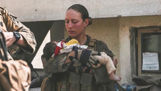 'E dua punën time!' fotoja e marinëses amerikane që shpëtoi fëmijën afgan, vetëm pak ditë para se të vritej nga atentati terrorist i ISIS-K