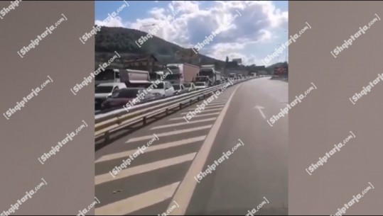 Fluks në Morinë, radhë të gjata automjetesh në pritje për të hyrë në Kosovë