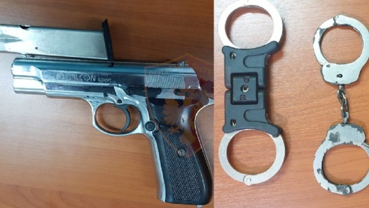 Me pistoletë në çantën e dorës e me pranga policie në banesë, arrestohet 20-vjeçari në Durrës