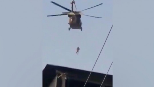 Pamje tronditëse nga Afganistani, Talebanët xhiro me helikopterin amerikan 'Black Hawk' ku kanë varur një person