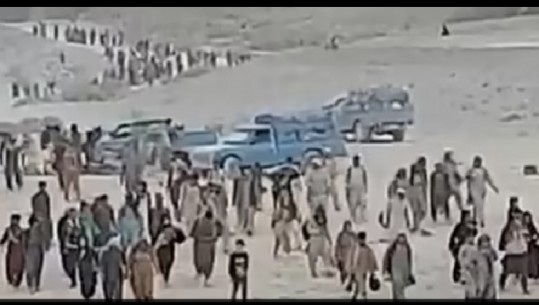 Talebanët në fazën e fundit të formimit të qeverisë, turmat udhëtojnë nëpër shkretëtirë për t'u larguar, pamje eksodike nga Afganistani