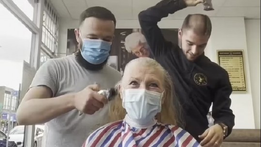 Gjesti prekës i berberëve shqiptarë në Angli, presin flokët për të mbështetur gruan me kancer