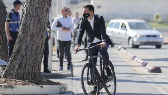 Fotolajm/ Kryebashkiaku Veliaj shkon me biçikletë në Asamblenë e PS