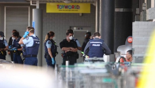 Sulm terrorist nga ISIS në Zelandën e Re, ekstremisti futet brenda supermarketit dhe sulmon me thikë disa persona, qëllohet për vdekje nga policia (VIDEO)