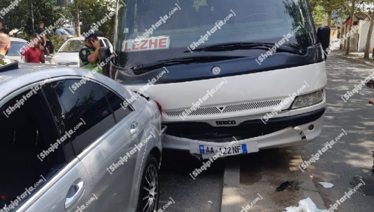 Aksident në Tiranë, furgoni me pasagjerë godet nga pas makinën