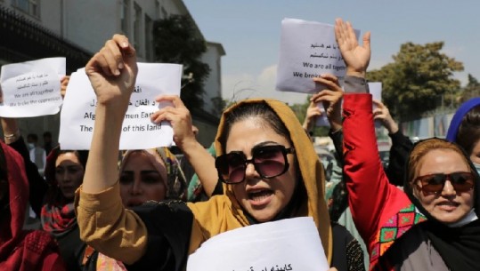 Gratë afgane për të dytën ditën në protestë! Talebanët përdorin gaz lotsjellës për t’i shpërndarë