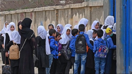 Fëmijët afganë kthehen në shkollë, por në klasa vetëm me një gjini!