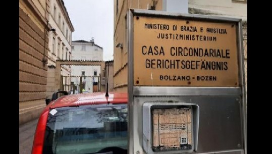 Torturoi partneren duke e lidhur pas karriges për shkak të xhelozisë, arrestohet shqiptari në Itali! Si u zbulua kur e dërgoi në spital