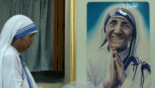 5 vite nga shenjtërimi i Nënë Terezës, shqiptares së jashtëzakonshme që jetën ia përkushtoi të varfërve të të gjithë botës! Kujtojnë veprën e saj Meta, Rama, Ruçi dhe Basha