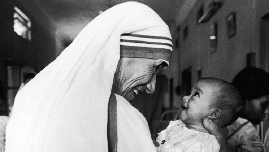 Kryeministri Edi Rama kujton Ditën e Shenjtërimit të Nënë Terezës me thëniet e saj të pavdekshme nën interpretimin e Margarita Xhepës
