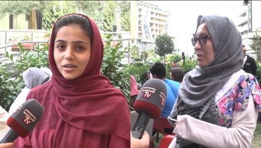 Nga plagët e luftës ku mbeti pa duart te universiteti, historitë e 2 vajzave afgane rrëfyer për Report Tv: Duam të vazhdojmë shkollën, mund të qëndrojmë edhe këtu