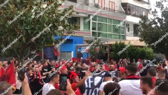 ‘O sa mirë me qenë shqiptar’, tifozët kuqezi ‘pushtojnë’ rrugët e Elbasanit: Duam fitore!