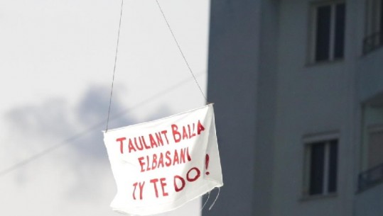 S'është më drejtues qarku, por elbasanllinjtë i dërgojnë mesazh me dron në ndeshjen Shqipëri-Hungari:Taulant Balla, Elbasani të do