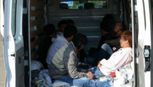 'Bum' emigrantësh të paligjshëm në qarkun e Korçës, kapet furgoni me 25 emigrantë në  Drenovë, shoferi ia mbathi me vrap, policia në kërkim! Gjenden edhe 35 të tjerë, të fshehur në një tunel në fshatin Mborje