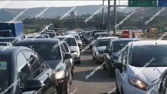 Masat anti-COVID, radhë kilometrike automjetesh nga Kosova drejt Shqipërisë! Shumica vijnë për pushime! Dyndje në pikat e testimit të shpejtë pranë Doganës