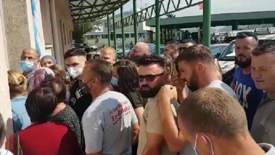 Rregullat e reja anti-COVID në kufi, shqiptarët e Kosovës që duan të hyjnë në vendin tonë, grumbullohen te pika e testimit të shpejtë! Rrezik për infektime
